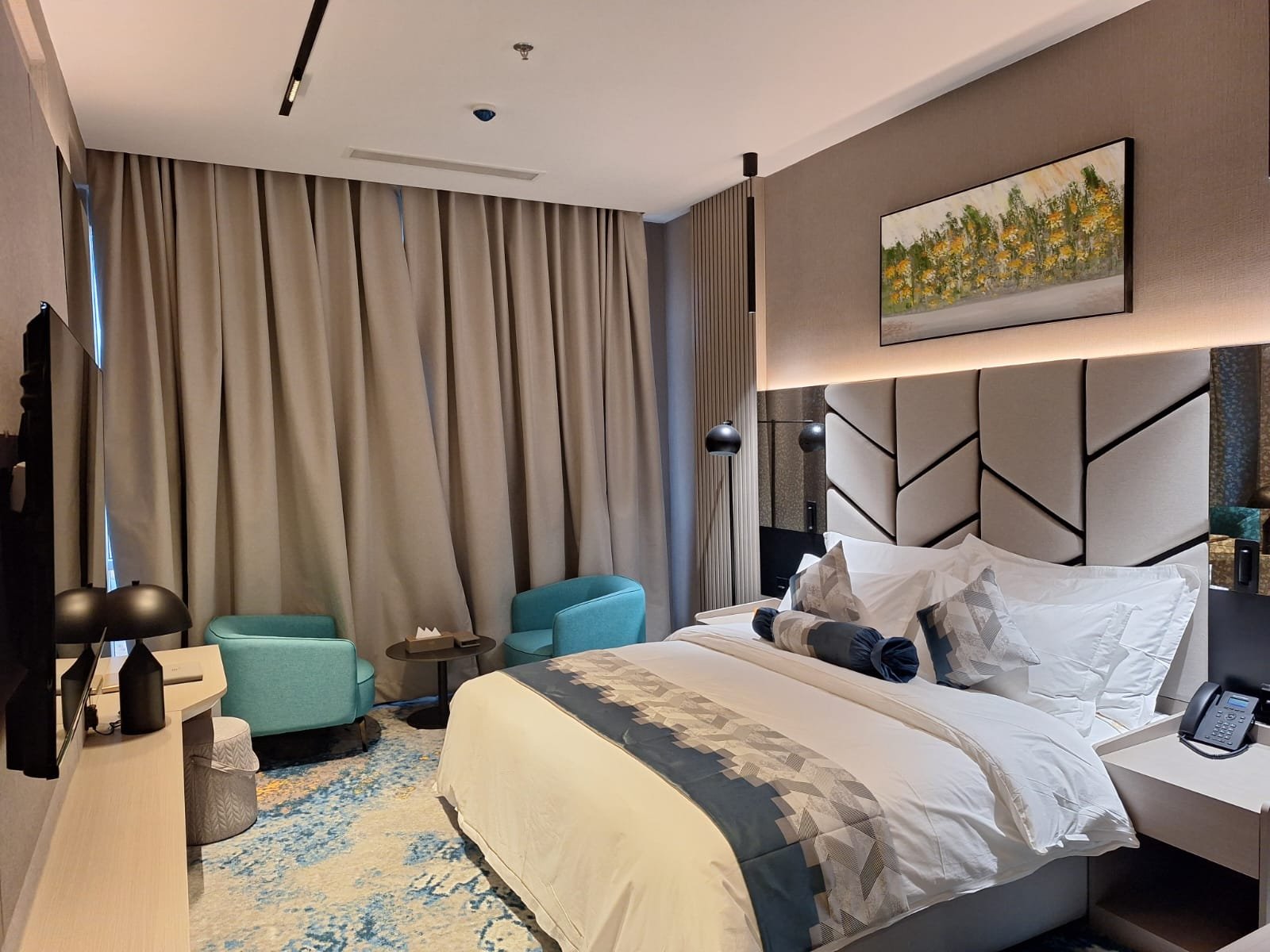 Standard room ( king bed & bathroom ) 